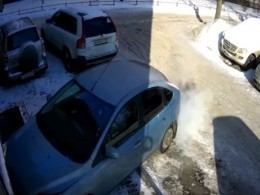Ослепленная морозным солнцем автомобилистка едва не обрушила стену дома в Петербурге