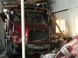 Видео: Фура на полном ходу влетела в придорожное кафе в Тюмени