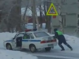 «И ни одна собака не помогла!» — В Карелии сотрудники ППС выталкивали свою машину и растрогали интернет