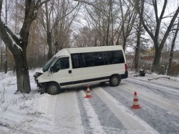 Уставший ждать водителя лихой и пьяный вахтовик угнал маршрутку, но доехал лишь до первого столба