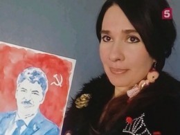 Рисующая грудью петербургская художница, представила портрет кандидата в президенты