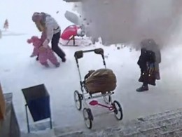 Видео: Годовалая девочка увела мать за секунду до обрушения снега с крыши
