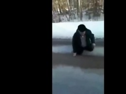 В стельку пьяный главврач Тонкинской больницы вывалился из машины на дорогу