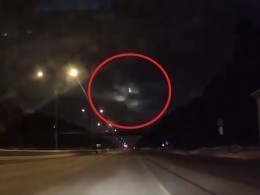 Очевидцы сняли на видео полёт крупного метеора над Екатеринбургом