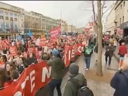 Десятки тысяч человек в Дублине вышли на марш против отмены запрета на аборты