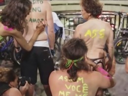Голые бразильцы вышли бунтовать против агрессивных водителей