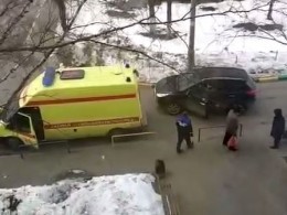 Автолюбитель набросился на водителя скорой помощи в Казани