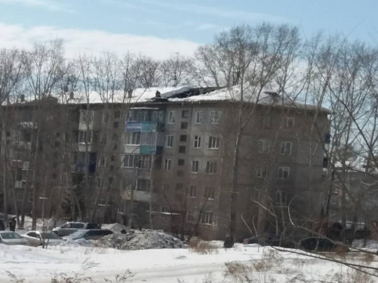 В Красноярском крае под тяжестью снега рухнула крыша многоэтажки В Красноярском крае под тяжестью снега рухнула крыша многоэтажки