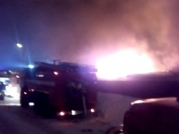 Очевидец опубликовал кадры мощного пожара на рынке в Ульяновске