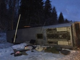 Пятый канал публикует фото с места аварии с туристическим автобусом в Псковской области