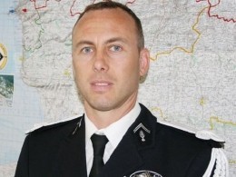 Полицейский добровольно поменялся местами с заложниками во Франции