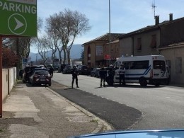 Французская полиция обыскивает дом захватившего заложников исламиста