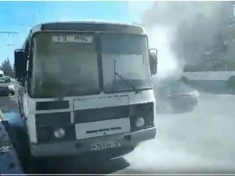 Видео горящего автобуса, на котором журналисты поехали с инспекцией во Владимире