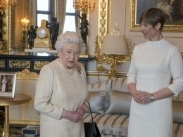 Президент Эстонии подарила Елизавете Второй банку с медом