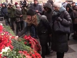 Петербуржцы несут цветы к метро «Технологический институт» в память о погибших в теракте