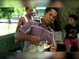 Индонезийский учитель-рыбак выловил окуня с человеческими зубами — видео