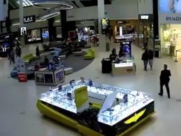 Видео: изобретательные жулики ограбили часовой магазин Rolex с помощью фейрверков