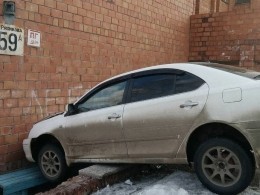Житель Братска припарковался прямо в стену детской поликлиники — фото