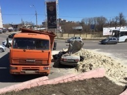 Самосвал с песком раздавил легковушку в Тамбове — погиб водитель
