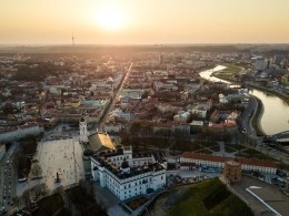 Вильнюс «украсили» флагами со свастикой
