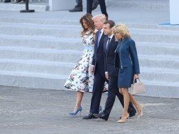 В ответ на дуб: Трамп подарит Макрону обивку стула из Белого дома