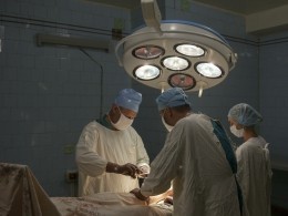 Индийский врач прооперировал ногу пациенту с травмой головы