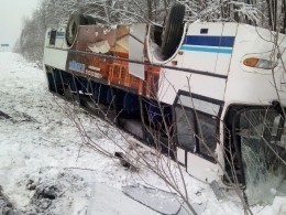 Пассажирский автобус лег на крышу в Свердловской области