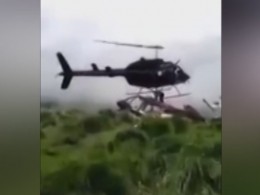 Видео: в Колумбии вертолёт упал на человека