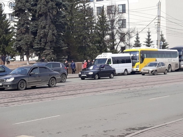 Челябинских ветеранов привезли к Вечному огню на катафалках Челябинских ветеранов привезли к Вечному огню на катафалках