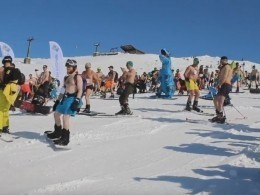 Более 200 полуголых горнолыжников спустились по заснеженному склону под Мурманском — видео