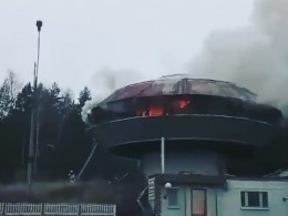 В Набережных Челнах полыхает здание бывшего кафе — кадры с места