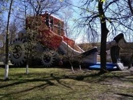 Плакаты с фото ветеранов Великой Отечественной использовали для монтажа батута в Орле