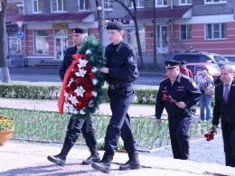 Участники автопробега «Вахта памяти» возложили цветы к монументу в Пскове