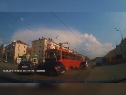 Видео: В Казани трамвай протаранил автомобили — пострадали женщина и ребенок