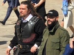 «Считайте форму парадной» — на инаугурацию Путина байкер Хирург приехал в белой рубашке
