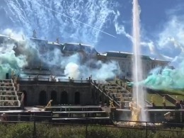 В Петергофе отметили День Победы красочным запуском фонтанов Большого каскада