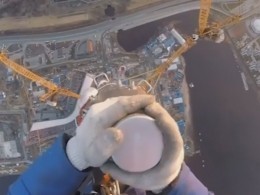 Бесстрашные альпинисты забрались на самую вершину «Лахта-центра» в Петербурге