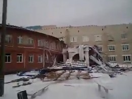 Видео: В селе в Томской области ветер снес крышу больницы