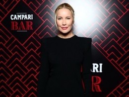 Видео: отважная Летучая поплавала с акулами в огромном аквариуме