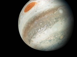 Космический аппарат Juno сфотографировал Юпитер с необычного ракурса