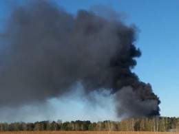 Полыхающий ангар в Свердловской области попал на видео