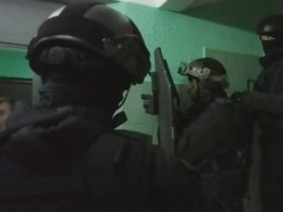Опубликовано видео из квартиры, где были захвачены заложники в Москве