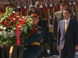 Премьер-министр Японии возложил цветы к Могиле Неизвестного солдата