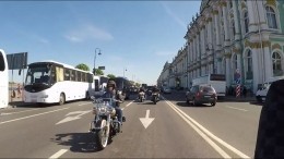 Американский посол проехал по Петербургу на Harley-Davidson