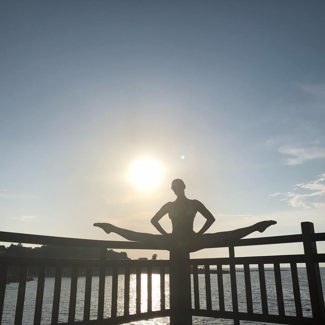 Анастасия Волочкова в шпагате