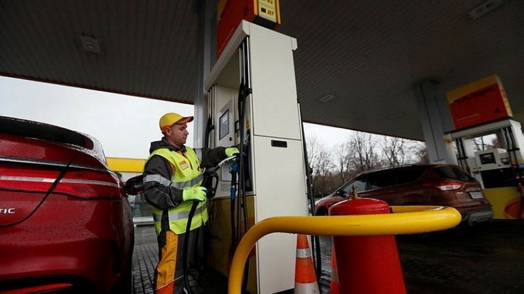 Правительство России договорилось с нефтяниками о цене бензина