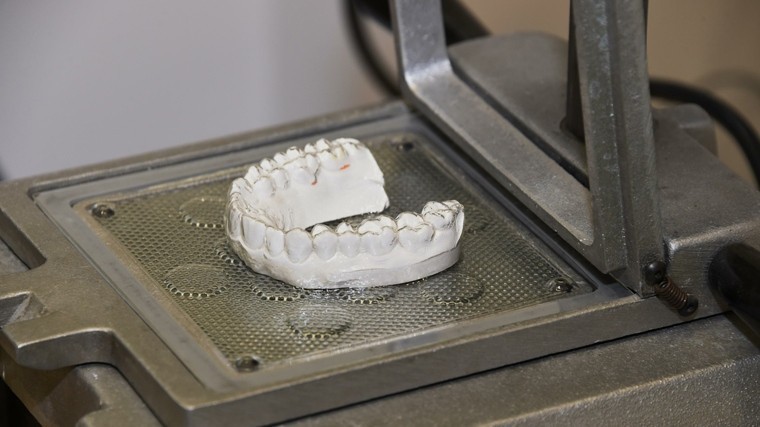 Ученые разработали материал, восстанавливающий зубную эмаль