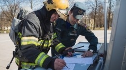 На востоке Петербурга на площади в тысячу квадратов полыхает строительный мусор