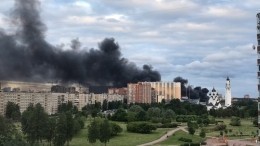 Сильный пожар полыхает на юго-востоке Петербурга