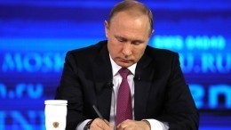 Президент на «Прямой линии» второй час отвечает на вопросы россиян